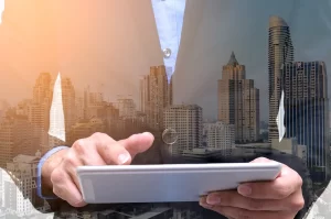 Advogado imobiliário analisando contrato de compra e venda em São Paulo